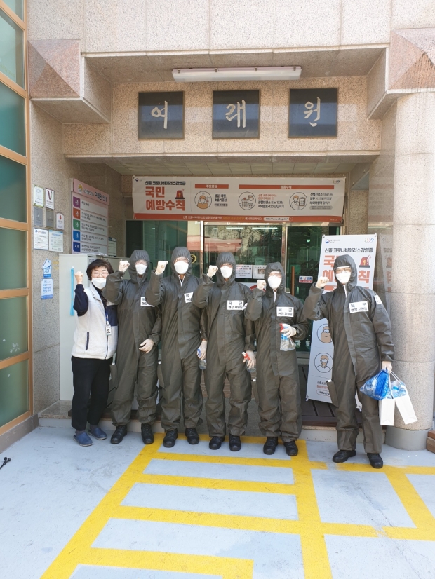 ▲ 201특공여단 지원 장병들과 여래원 성은희 원장.
