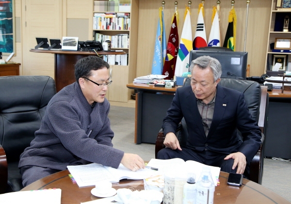 윤상기 군수(오른쪽)와 정재상 소장이 독립운동가 발굴 관련 의견을 나누고 있다.