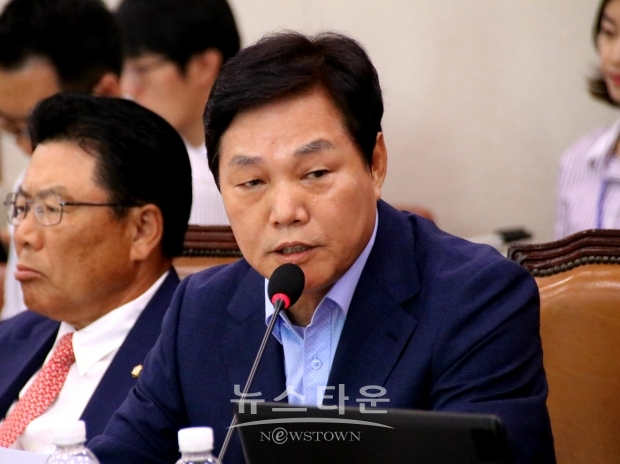 미래통합당 박완수 의원은 20일 더불어 민주당 김기운 예비후보가 제기한 창원의 재료연구소 승격이 미래통합당 때문에 좌초위기에 있다는 주장에 대해 보도자료를 통해 입장을 밝혔다.