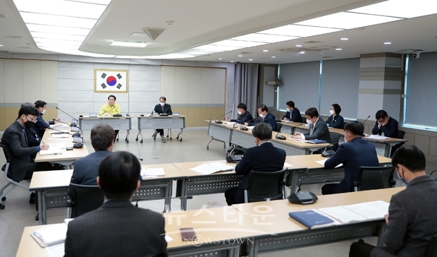 아산시가 3월 26일 오전 코로나19 극복 비상경제대책본부 첫 회의를 갖고 지역경제 위기를 타개할 방안을 논의했다.