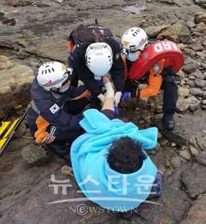 해루질 하다 발목부상을 입은 관광객을 구조하는 서천소방서 대원들.