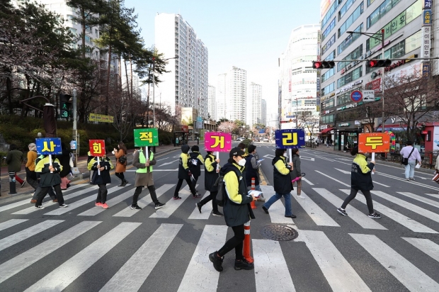 지난 27일 동탄에서 열린 사회적 거리두기 캠페인 모습