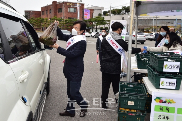 조규일 진주시장이 농산물을 건네주고 있다.