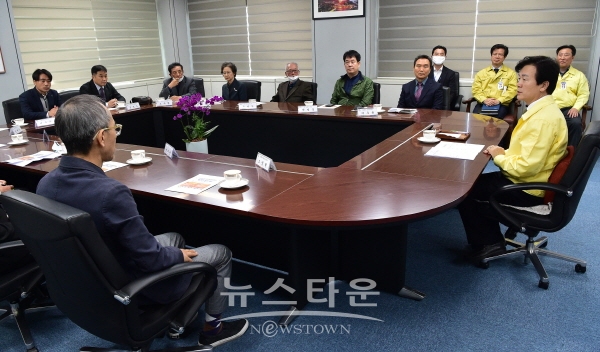 조규일 진주시장과 택시업계 대표들이 참석한 간담회 모습