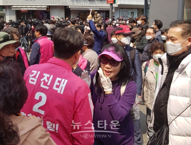 춘천 명동브라운상가 사거리 김진태 후보를 지지하는 시민들로 인파가 몰려있는 사진
