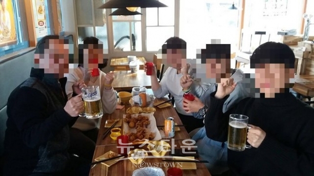 더불어민주당 춘천시지역위원회 소속 당원 김모씨가 4월 5일 대진연 소속 학생들과 함께 김진태 미래통합당 춘천갑 후보 선거 캠프 앞에서 이른바 '김진태 추방 운동'을 벌인 후 촬영한 사진(출처- 김모씨 페이스북)