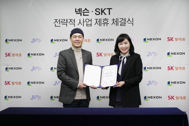 왼쪽부터 넥슨 김현 사업총괄 부사장과 SK텔레콤 전진수 5GX서비스사업본부장이 양사가 보유한 콘텐츠 및 상품 서비스의 공동 마케팅 및 투자에서 상호 협력하는 양해각서를 체결하고 기념촬영을 하고 있다