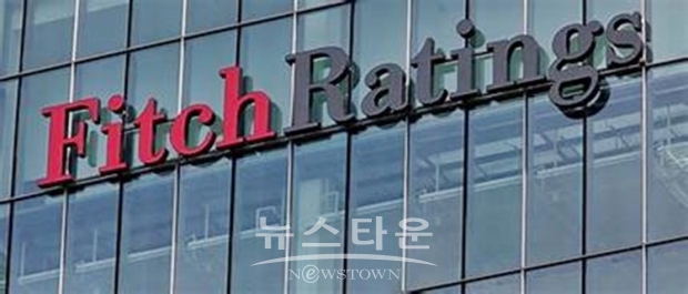 앞서 S&P(스탠더드 앤 푸어스)도 지난달 코로나19와 국제유가 하락의 충격을 받은 멕시코의 신용등급을 'BBB+'에서 'BBB'로 내린 적이 있다.