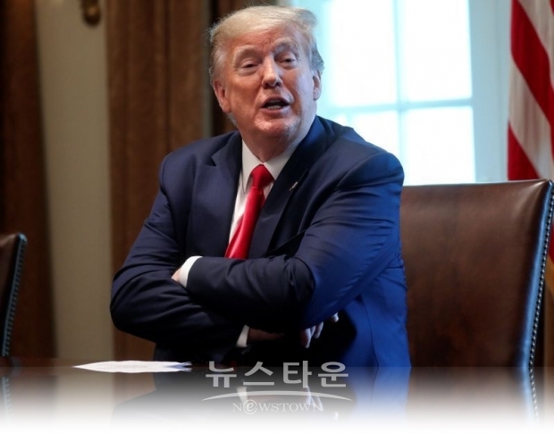 트럼프 대통령은 신종 코로나에의 대응으로 WHO를 “중국편”이라고 비난, 지난 15일 자금 거출의 중지를 표명함과 동시에 조직개혁을 요구했다. 이날 회의에서도 각국 정상들에게 WHO에 엄연한 조치를 취할 것을 촉구한 것으로 알려졌다.