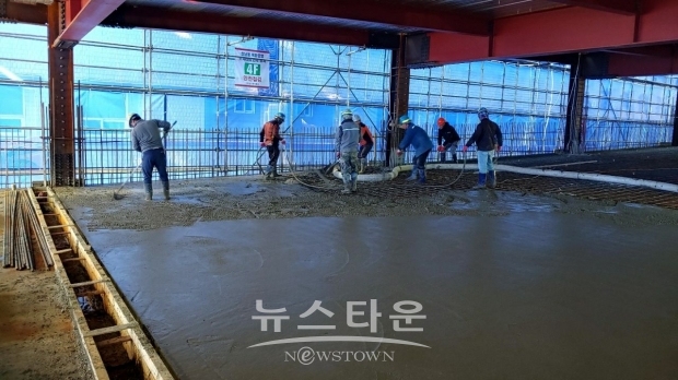 창원 성산구 상남동에 공사중인 공영 주차빌딩 사업이 지역자재 사용과 지역인력 채용으로 지역경제 활성화에 일익을 담당하고 있다