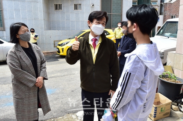결식아동 관련 도시락 배달 현장에 참여하거 있는 조규일 진주시장.JPG