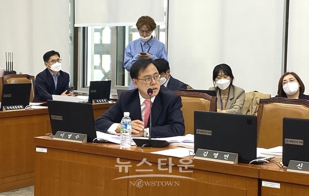 이명수 의원이 4월 28일 열린 국회 보건복지위원회 회의에서 아동돌봄쿠폰 지급시기와 연가보상비 삭감에 대한 문제를 지적했다.
