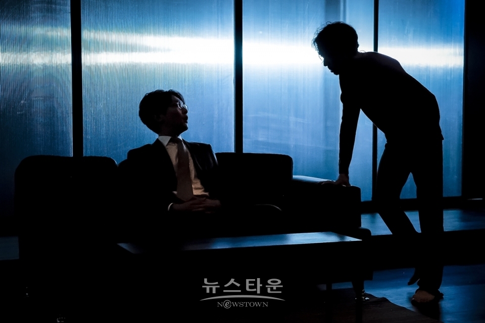 아어의 부조리극 죽음의 집