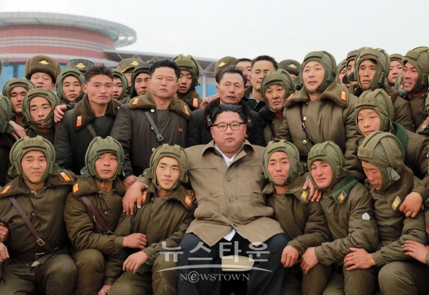 김정은 당 위원장이 공개석상에 모습을 드러내지 않은 지 20일이 지나 건강 이상설이 나도는 가운데서도 국정운영에 아무런 이상이 없음을 대내외에 과시하려는 의도가 있는 것으로 보인다.