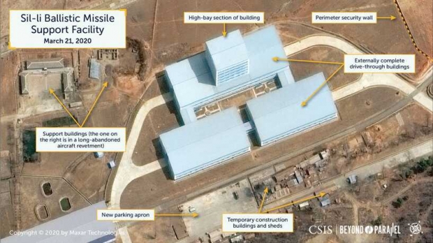 미 전략국제문제연구소(CSIS)가 5일, 북한 평양 순안국제공항 인근 신리에 새로운 탄도미사일 지원 시설이 완공을 앞두고 있다며 공개한 위성사진. 지난 3월 21일 촬영했다. CSIS / BEYOND PARALLEL.