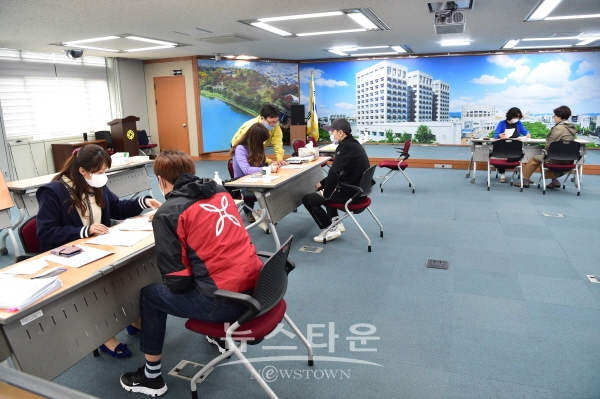 지난 4월 진주시 긴급 생활안정지원금 2차 지급 신청접수 모습