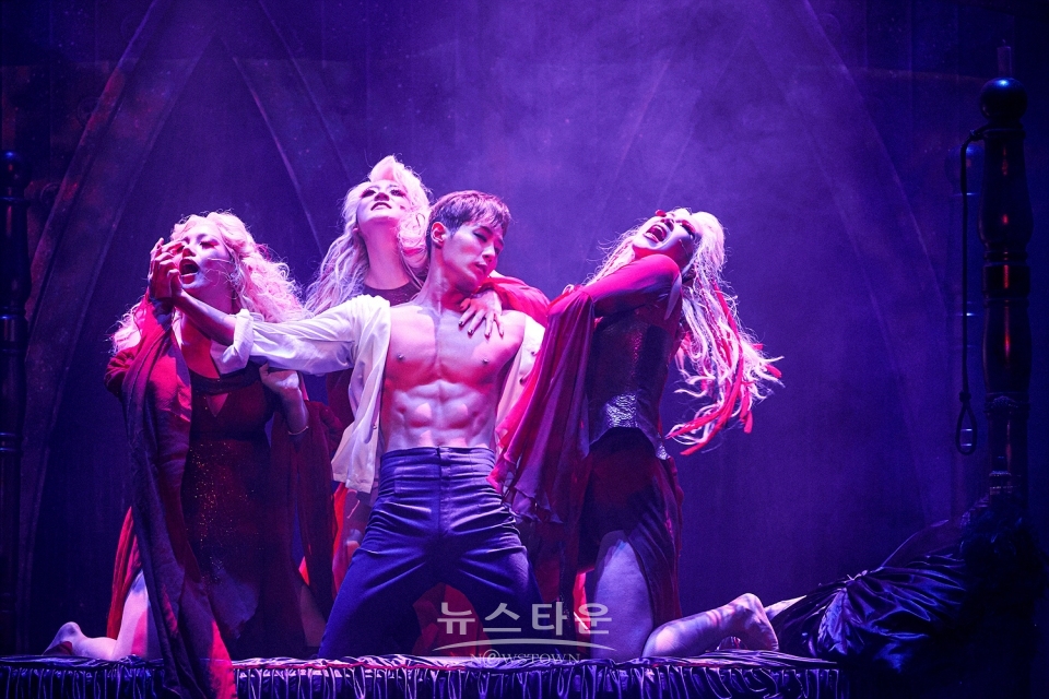 사진=뮤지컬 [드라큘라]공연사진_’영원토록 젊으리라(Forever Young)’｜제공 = 오디컴퍼니㈜ / 고득용기자 ⓒ뉴스타운