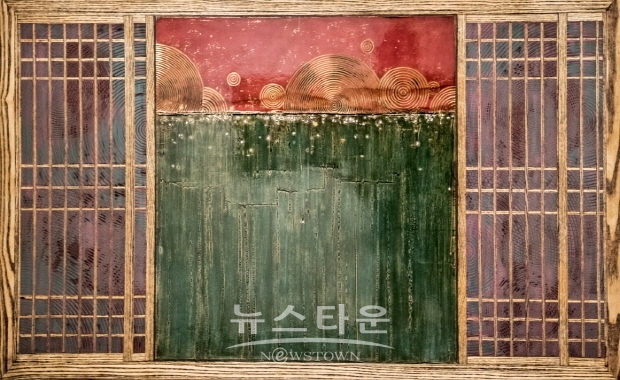 정광복의 ‘칠(漆)흑에 새긴 빛, 옻칠화’전(김한정 기자)