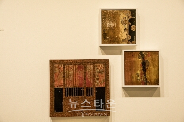 정광복의 ‘칠(漆)흑에 새긴 빛, 옻칠화’전(김한정 기자)