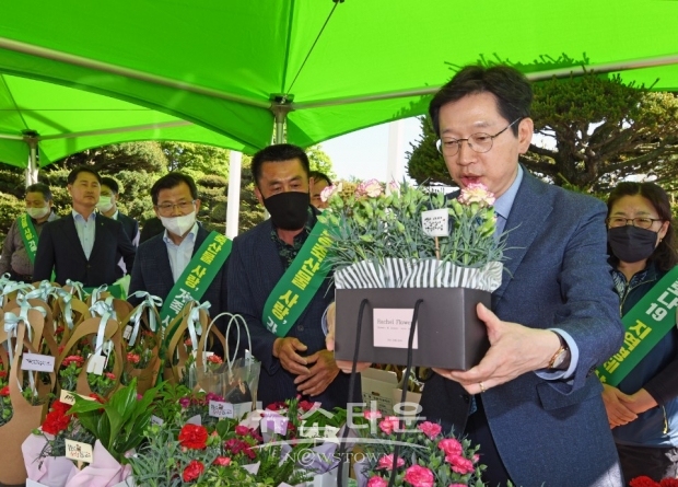 경상남도(도지사 김경수)가 부산우유협동조합, 창녕축협, (사)한국화원협회와 함께 7일 오후 2시부터 5시30분까지 경남도청 내 서편 도로에서 효(孝)선물 드라이브 스루 판매 행사를 진행하였다.
