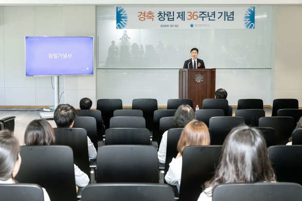 정재욱 목암생명과학연구소장이 지난 8일 경기도 용인 GC녹십자 R&D센터 WEGO강당에서 열린 창립 36주년 기념식에서 창립기념사를 하고 있다