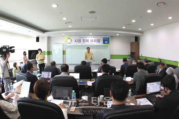 당진시가 5월 12일 오전 10시 30분 시청 브리핑실에서 코로나19 예방 생활 속 거리두기 방역 지침을 준수한 가운데 2020년 첫 정례브리핑을 개최했다.