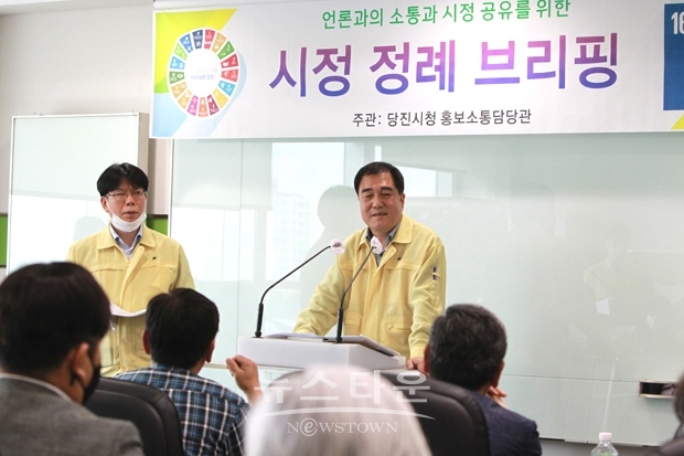 김영구 자치행정국장이 긴급재난지원금 추진과 관련하여 질의응답시간을 가졌다.