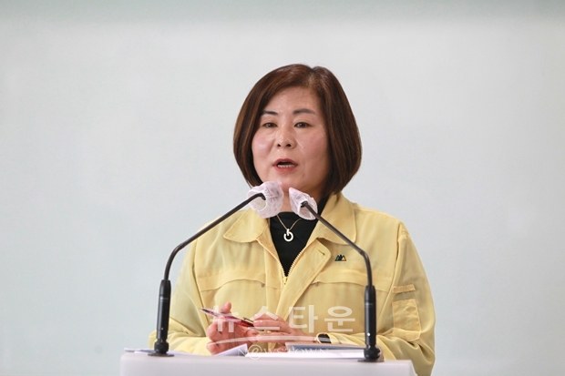이인숙 당진시보건소장은 코로나19와 관련하여 가정, 사무실, 공공장소 등 개인과 공동체가 다함께 참여하는 정기적 환경 소독을 매주 수요일로 정하고 운영한다며 시민들의 적극적인 동참과 생활 속 거리두기 지침 이행을  당부했다.