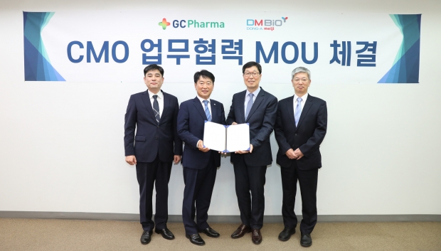 GC녹십자가 지난 12일 충북 청주시 오창공장에서 디엠바이오와 CMO 업무협력 MOU를 체결했다. 사진은 왼쪽부터 허기호 GC녹십자 오창공장장, 민병조 디엠바이오 대표, 사공영희 GC녹십자 운영기획실장, 카와사키 요시쿠니 디엠바이오 대표
