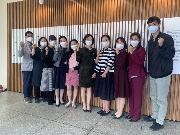 업무협약식 모습(맨 왼쪽 첫 번째 남기능 남양읍 지역사회보장협의체 민간위원장, 여섯번째 김혜영 화성시 공공형어린이집 협의회 대표, 일곱 번째 김문수 남양읍장)