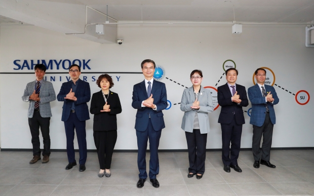 삼육대 김일목 총장(가운데)과 처실장단