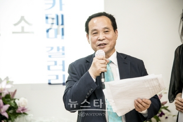아카데미갤러리 개관식 행사-사)아카데미미술협회 박외수 이사장(김한정 기자)