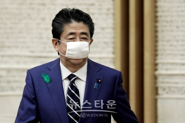 지난 4월 7일에 7도부현에 긴급사태 선언을 발령해, 4월 16일 전국으로 확대한 이후, 해제는 이번이 처음이다.