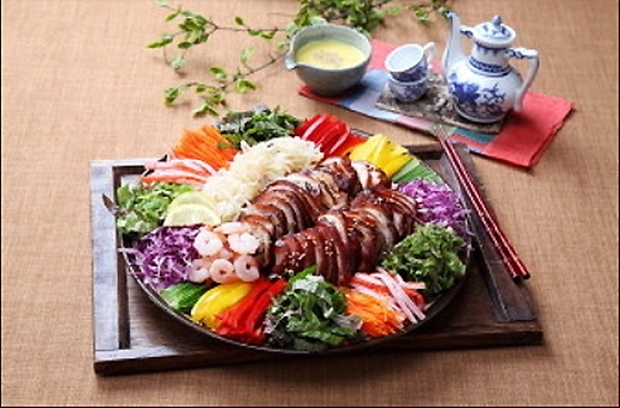 (사진 : ‘가장맛있는족발’ 라페스타점 반반족발)