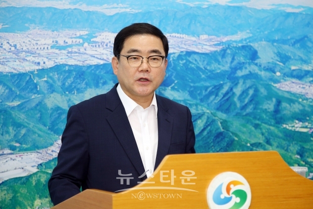 허성무 창원시장은 21일창원시청 프레스센터에서  기자회견을 열고 두산중공업 감원 및 STX중공업 무급휴직자 복직문제를 포함한 지역고용현안 해결을 위한 정부의 역할을 촉구하는 성명서를 발표했다.