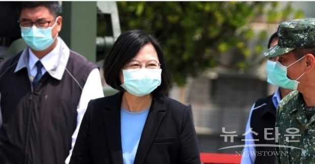 미국은 대만의 안보 보증인(security guarantor)으로 미중 관계가 무역관계와 코로나바이러스 대유행으로 악화된 상황에서 대만의 국제적 위상을 높일 기회를 포착했다. 지난 3월, 도널드 트럼프 미국 대통령은 국제 포럼에서 대만의 인정을 촉구하도록 하는 법안에 서명했다.
