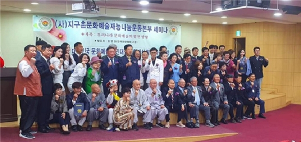 올해의 수상자 단체 기념 촬영 모습