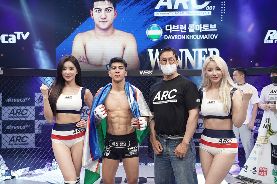 *다이런 콜아토브 1라운드 1:20초에 TKO (펀치) 홍승혁에 승