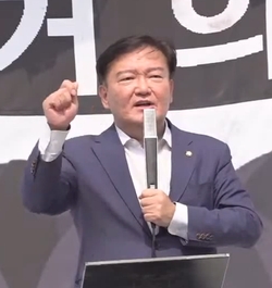 지난 23일 대법원 앞에서 '4.15총선 부정 의혹 진상 규명 범국민대회'에서 발언하고 있는 민경욱 의원