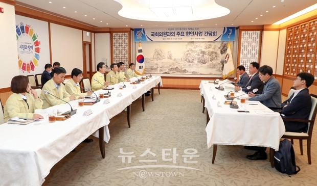 지난 5월 22일 어기구 국회의원과 보좌진을 당진시청으로 초청해 김홍장 당진시장 주재로 2021년 정부예산 확보와 지역 현안사업 논의를 위한 간담회를 가졌다.
