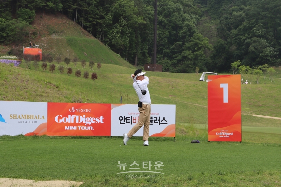 양용은 선수가 예스킨 골프다이제스트 미니투어 1차 대회에서 호쾌한 샷을 날리고 있다