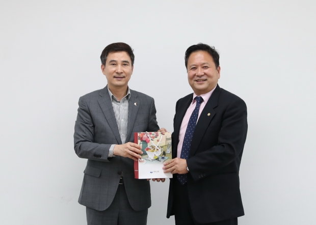 다원이음터를 방문한 현진권 국회도서관장과 기념촬영을 하고 있는 서철모 화성시장