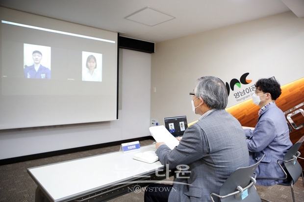 재학생들이 산학협력교육중점 교수와 온라인 진로취업 상담을 진행하고 있는 모습