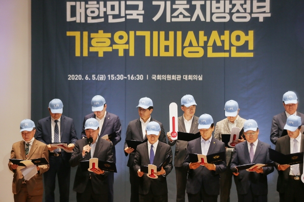 앞줄 왼쪽 두번째 김상돈 시장