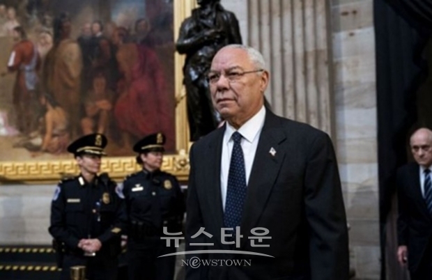 파월(위 사진)은 트럼프에 대해 항상 거짓말을 하고 있다고 비판했다. 백인 경찰관에 의한 흑인 남성 폭행 살해 사건으로 일어난 항의 시위 대응으로 미군 부대(정규군)의 동원을 주창했던 것 등에 대해서도 “헌법 일탈”이라고 주장했다.