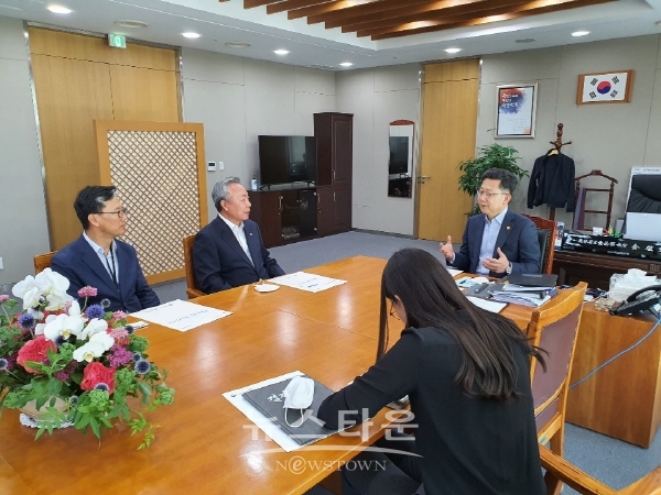 윤상기 군수(왼쪽에서 두번째)가 김현수 농림축산식품부 장관(왼쪽에서 세번째)을 만나 현안사업 국고예산 지원을 요청했다.
