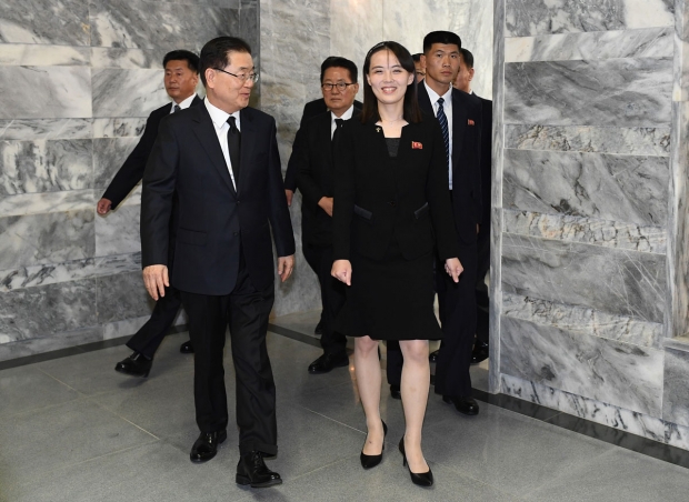 김정은 북한 국무위원장의 여동생 김여정 노동당 중앙위원회 제1부부장이 지난해 6월 12일 판문점 통일각에서 정의용 청와대 국가안보실장과 만나 이야기를 나누고 있다. 통일부 제공