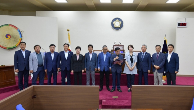 공주시의회가 대시민 호소문을 발표하고 있다.