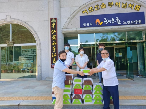 ▲법왕사 해오름 요양원 유영철 복지사와 케잌 나눔 전달 모습.