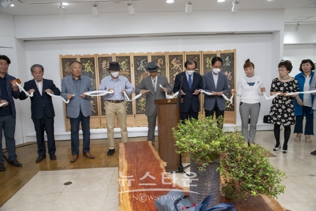 석천 허필호 작가 ‘부적의 조형화, 도예, 회화의 세계, 남도 추사의 맥’전(김한정 기자)